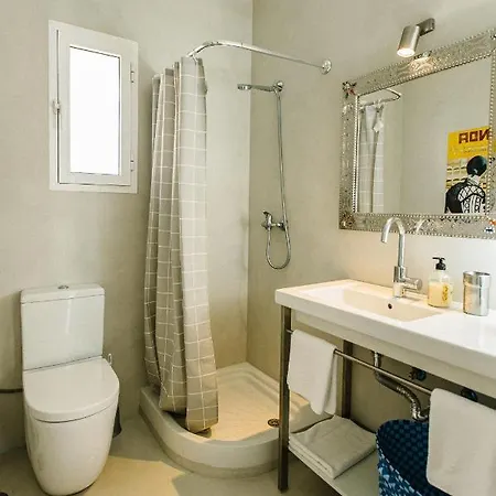 Authentic 3 Bedroom With Pool *