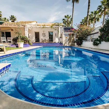 Authentic 3 Bedroom With Pool *
