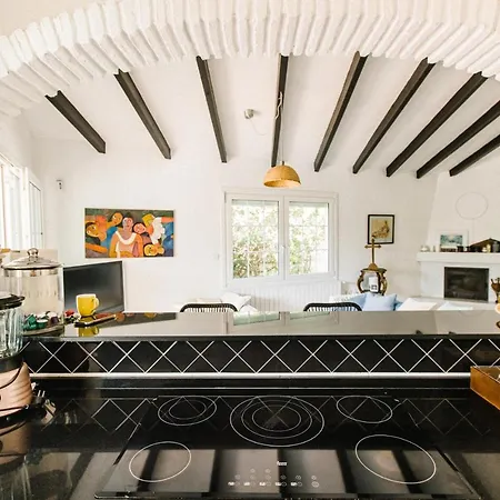 Authentic 3 Bedroom With Pool *