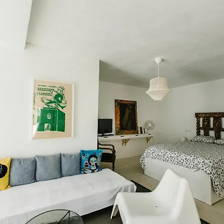 Authentic 3 Bedroom With Pool *