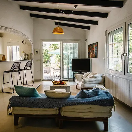 Authentic 3 Bedroom With Pool